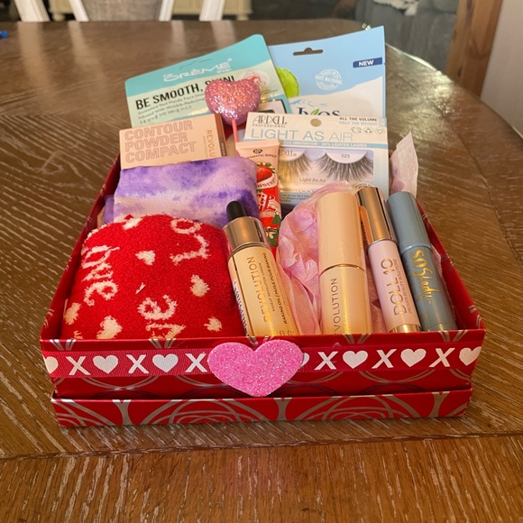 Valentine Makeup Box #1 - Picture 3 of 3